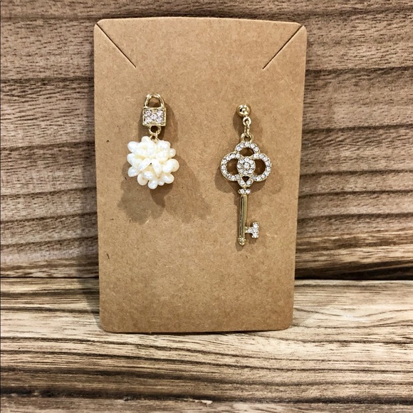 Gold Key & Pearl Cluster Earring - Picture 3 of 5